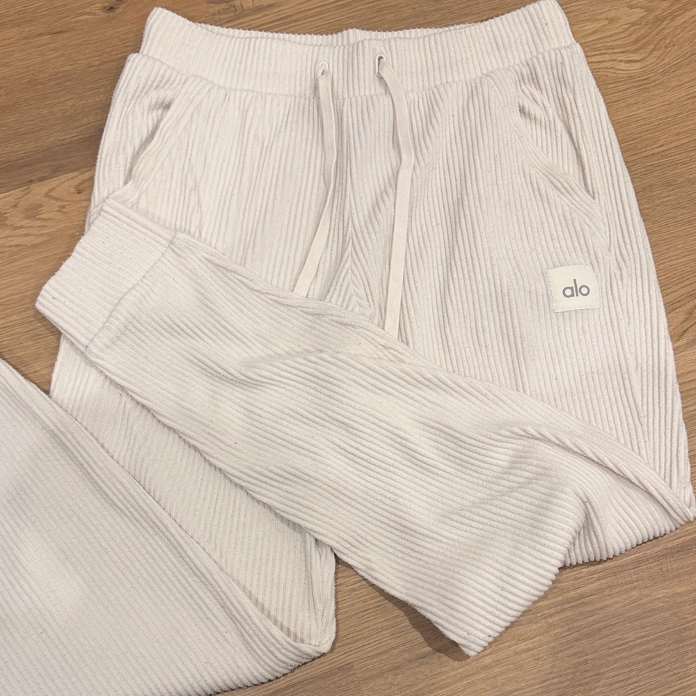 ALO Yoga Off-White Ribbed Sweatpants